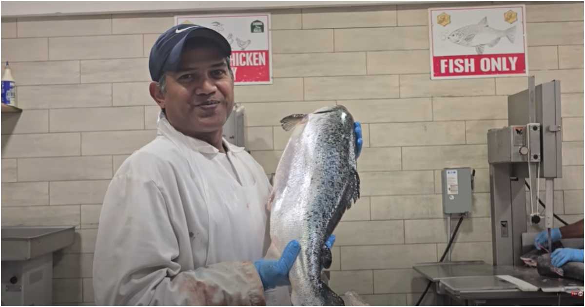 সুপারমার্কেটটির ক্রেতাদের মধ্যে বড় মাছের চাহিদা বেশি থাকে। ছবি: টিবিএন